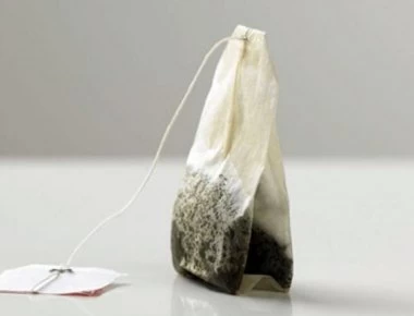 Έβαλε ένα φακελάκι τσάι κάτω από τον καθρέφτη του αυτοκινήτου - Δεν φαντάζεστε το λόγο